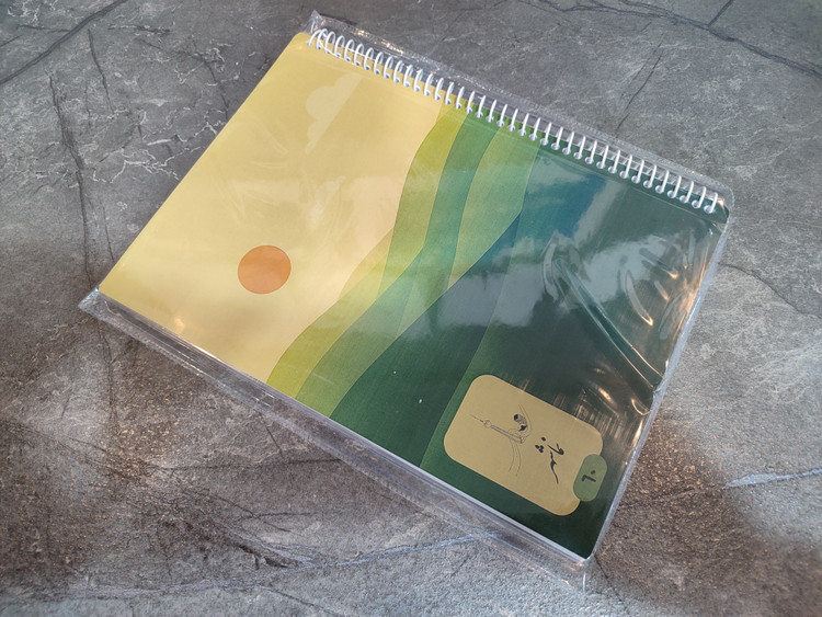 تصویر دفتر ۶۰ برگ B5 برند نماشهر، خطدار با فاصله خطوط ۸ میلیمتر، دارای محل نوشتن موضوع، تاریخ، شماره صفحات و بخش یادداشت برچسبی