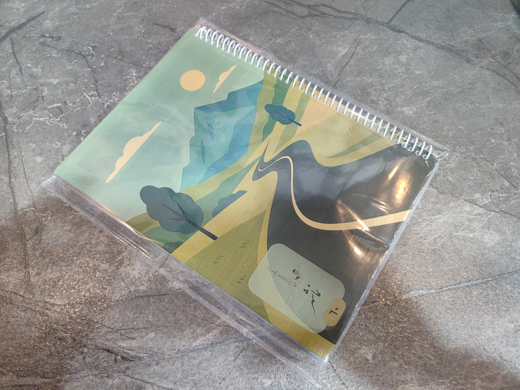 تصویر دفتر ۶۰ برگ B5 برند نماشهر، خطدار با فاصله خطوط ۸ میلیمتر، دارای محل نوشتن موضوع، تاریخ، شماره صفحات و بخش یادداشت برچسبی