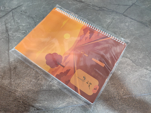 تصویر دفتر ۶۰ برگ B5 برند نماشهر، خطدار با فاصله خطوط ۸ میلیمتر، دارای محل نوشتن موضوع، تاریخ، شماره صفحات و بخش یادداشت برچسبی