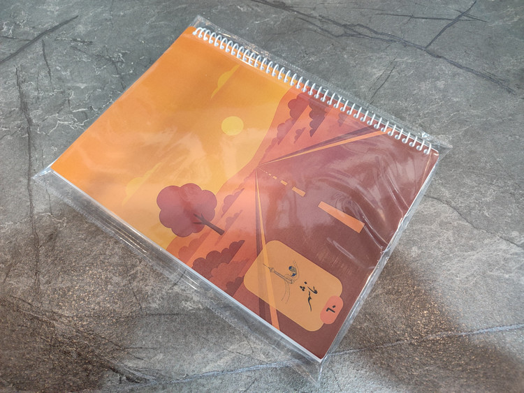 تصویر دفتر ۶۰ برگ B5 برند نماشهر، خطدار با فاصله خطوط ۸ میلیمتر، دارای محل نوشتن موضوع، تاریخ، شماره صفحات و بخش یادداشت برچسبی