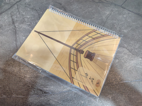 تصویر دفتر ۶۰ برگ B5 برند نماشهر، خطدار با فاصله خطوط ۸ میلیمتر، دارای محل نوشتن موضوع، تاریخ، شماره صفحات و بخش یادداشت برچسبی