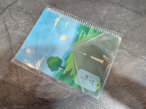 تصویر دفتر ۶۰ برگ B5 برند نماشهر، خطدار با فاصله خطوط ۸ میلیمتر، دارای محل نوشتن موضوع، تاریخ، شماره صفحات و بخش یادداشت برچسبی