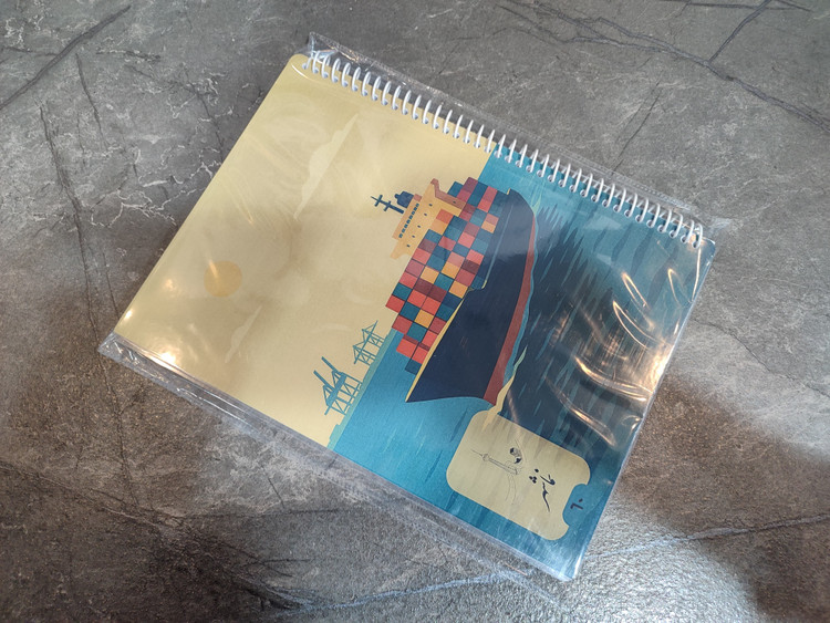 دفتر ۶۰ برگ B5 برند نماشهر، خطدار با فاصله خطوط ۸ میلیمتر، دارای محل نوشتن موضوع، تاریخ، شماره صفحه و بخش یادداشت برچسبی