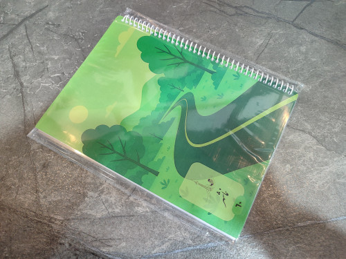 تصویر دفتر ۶۰ برگ B5 برند نماشهر، خطدار با فاصله خطوط ۸ میلیمتر، دارای محل نوشتن موضوع، تاریخ، شماره صفحه و بخش یادداشت برچسبی