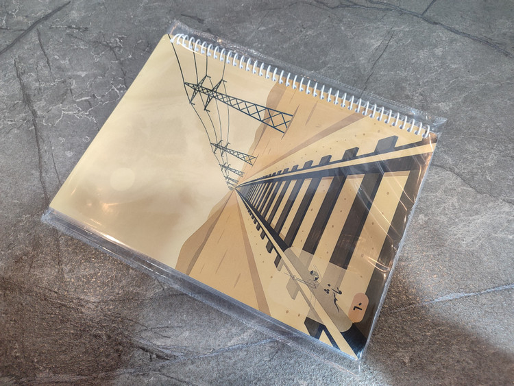 دفتر ۶۰ برگ B5 نماشهر، خطدار با فاصله خطوط ۸ میلیمتر، دارای محل نوشتن موضوع، تاریخ، شماره صفحه و بخش مخصوص یادداشت برچسبی