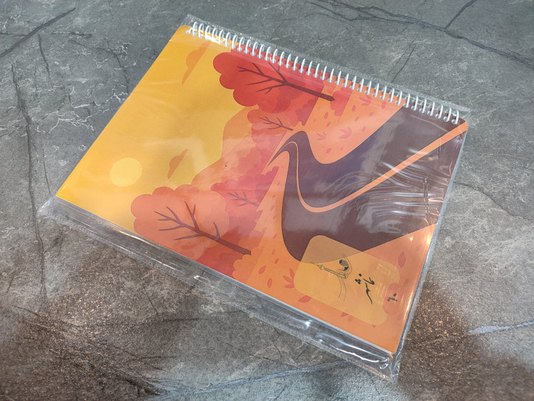 دفتر ۶۰ برگ B5 برند نماشهر، خطدار با فاصله خطوط ۸ میلیمتر، دارای محل نوشتن موضوع و تاریخ، شماره صفحات و بخش مخصوص یادداشت برچسبی