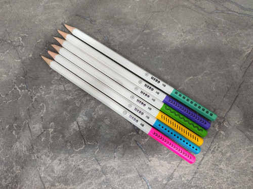 مداد مشکی HB برند HERO با نوشتار روان