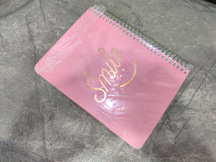 دفترچه برند Smile با طراحی جمعوجور و کاغذ باکیفیت مناسب یادداشتبرداری