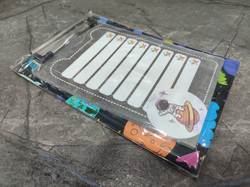 چک لیست به همراه تخته شاسی برای یادداشت برداری و سازماندهی وظایف